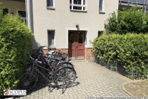 Hauseingang mit Fahrradständer