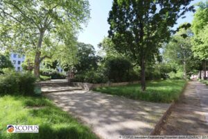 Spielplatz auf der Straße des Wohnhauses